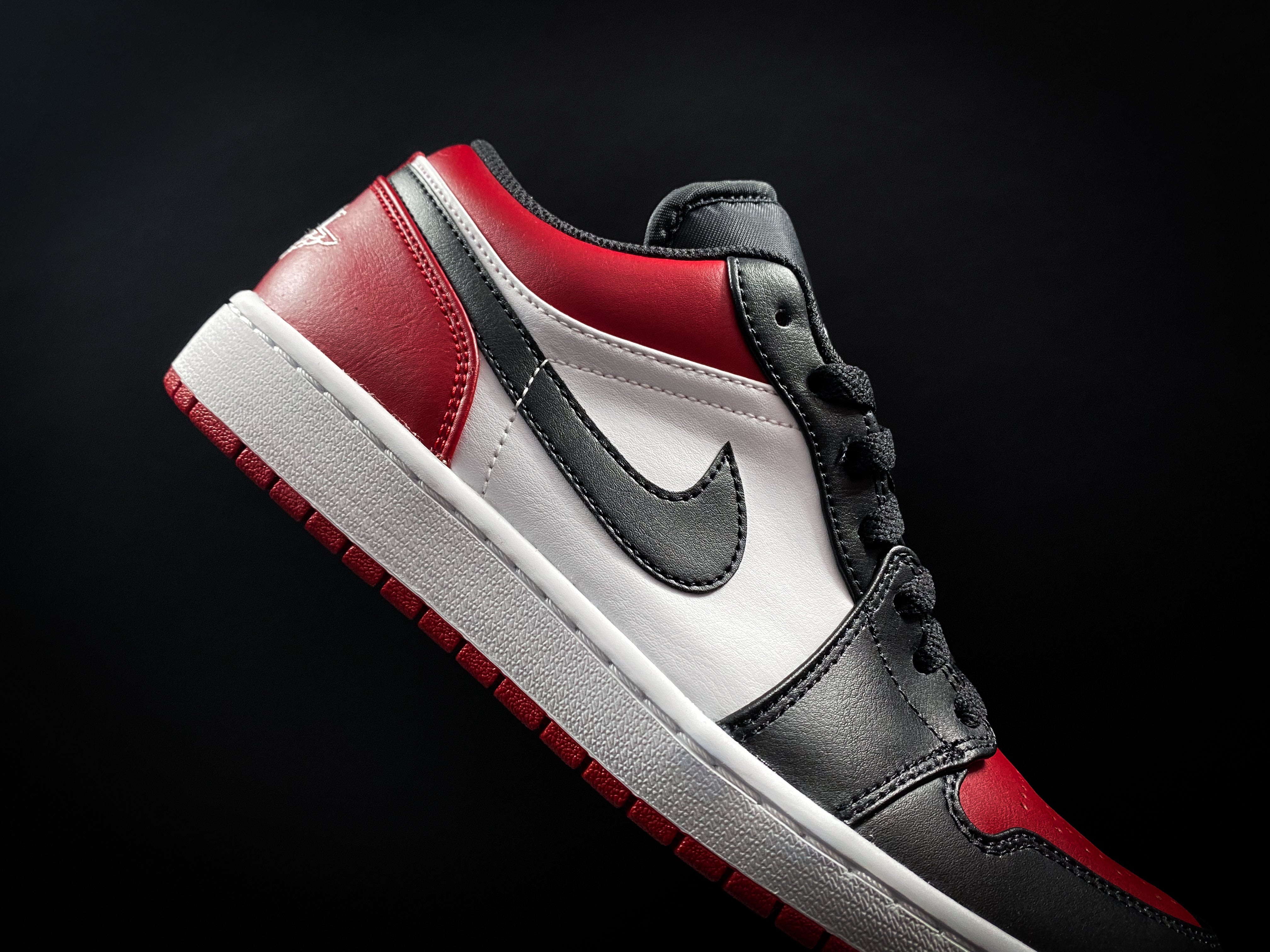 Bred toe outlet jordan 1 low